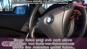 Schlanke Hure mit blonden Haaren im Auto gefickt