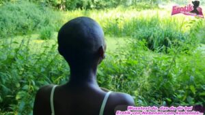 Spontan interracial Nummer im Wald mit sexy Ebony